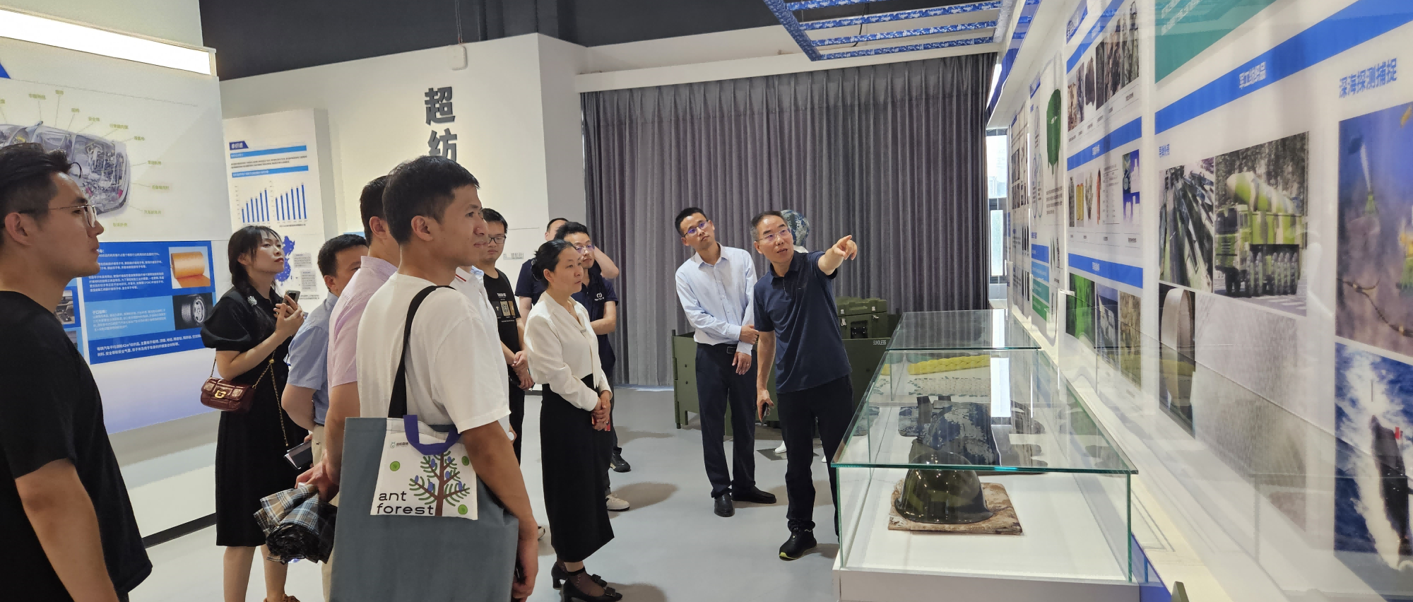 中南医院旅行尊龙凯时立异研究院相助高校武汉纺织大学，，，，，，共探医纺连系立异之路